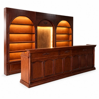 Bureau d'accueil classique aspect bois avec étagères arquées et panneaux décoratifs pour hall d'hôtel ou bureau