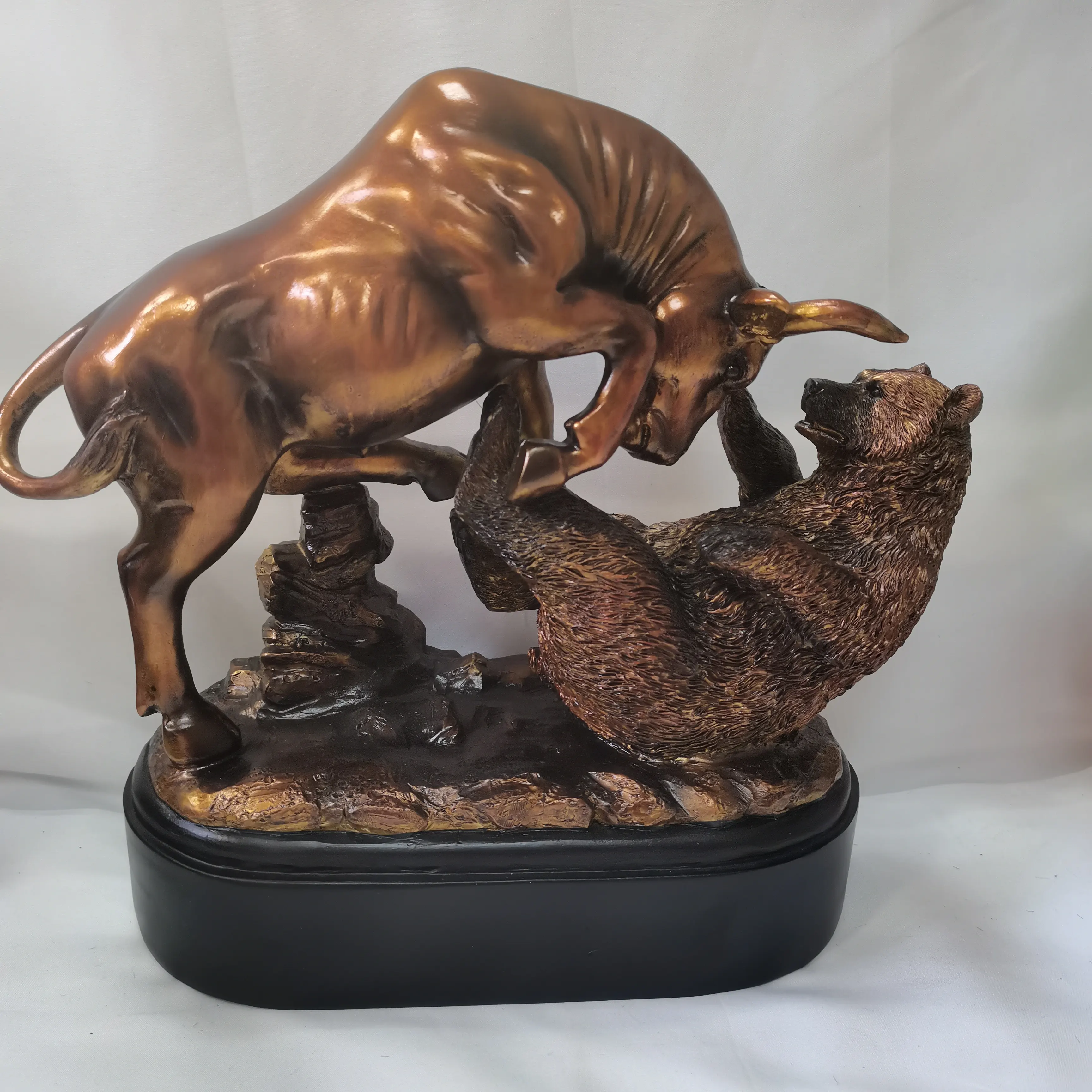 Escultura de resina artesanal, estatua de escultura de toro y oso de resina electrochapada de bronce, 10 "W X 9,5" H