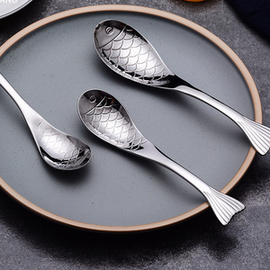 Cuchara de comedor grande Cucharón de acero inoxidable Cocina Sopa creativa Forma de pescado Cucharas de cocina - Product Image 1