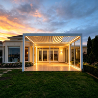 Pergola résidentielle motorisée à toit à persiennes, connectée à la maison, avec bande LED et panneaux latéraux en verre partiel pour terrasse arrière