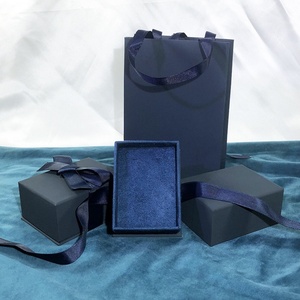 Elegante Caja Rectangular para Joyas con Forro de Piel Sintética, Diseño con Lazo, Patrón Liso, para Collares, Pendientes y Anillos - Product Image 2
