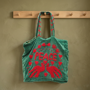กระเป๋าโท้ทกำมะหยี่สีเขียวสั่งทำขายส่ง พร้อมลายปักตัวอักษร PEACE สีแดง รูปหัวนกพิราบ หัวใจ และลายดอกไม้สุดเก๋ - Product Image 4