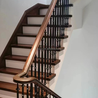 Caractéristiques durables d'intérieur modernes de double poutre de villa de luxe d'escaliers droits de bande de roulement en bois