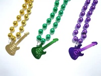 Colliers à breloques Mardi Gras en gros, très demandés, avec motifs tasse, guitare, couronne et ours pour les fêtes de carnaval