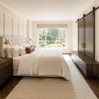 Lit rembourré de qualité hôtelière avec tête de lit haute en tissu pour l'ameublement des chambres d'hôtel et d'appartements équipés