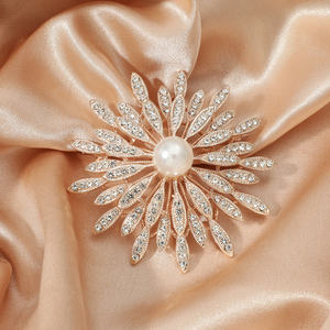 Broches coreanos personalizados para mujer, accesorios con diamantes de imitación de copo de nieve, broche de perlas de cristal, Broches de flores - Product Image 1