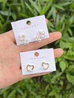 Boucles d'oreilles fines en cuivre plaqué or motif fleur, clous d'oreilles en cuivre plaqué or motif fleur pour femme, bijoux en cuivre pas chers en gros