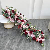 Décoration de table de mariage en rangée de fleurs artificielles roses bordeaux et feuilles d'eucalyptus vertes