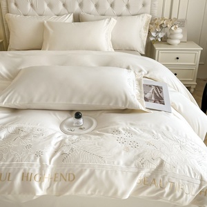 Ensemble de literie quatre pièces de luxe haut de gamme en polyester 200 fils pour l'été 2025, avec <span class=keywords><strong>housse</strong></span> de couette rafraîchissante et <span class=keywords><strong>draps</strong></span> frais pour usage domestique, vente en gros - Product Image 1