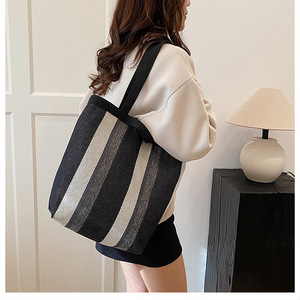 Fornitore di Borse da Donna, Classiche Borse a Spalla a Righe con Colori Contrastanti di Qualità, Prezzo all'Ingrosso - Product Image 6