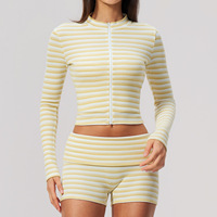 Ensemble de sport deux pièces rayé pour femme, veste zippée à col montant doublée polaire et short, doux et extensible, idéal pour la gym et le quotidien en automne
