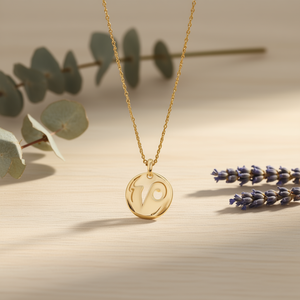 Collana con Ciondolo a Forma di Lettera V in Acciaio Inossidabile 1,9 CM Tono Oro Gioielli alla Moda per Donne - Product Image 2