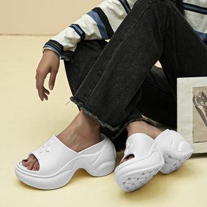 Zapatos de moda para mujer para caminar con tacón, zapatos deslizantes suaves para el hogar con suela gruesa, zapatillas de plataforma con logotipo personalizado para mujer - Product Image 2
