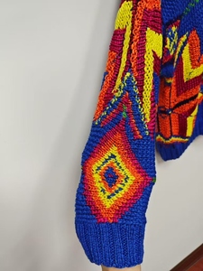 Suéter de mujer casual bohemio tejido por ordenador multicolor con patrón de rombos y logotipo frontal - Product Image 2