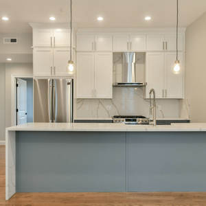 Mini ensemble complet d'armoires de cuisine blanches de style shaker avec poignées dorées de luxe, îlot de cuisine en chêne blanc teinté - Product Image 4