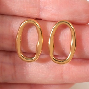 Boucles d'oreilles modernes rétro unisexes en acier inoxydable, créoles asymétriques, ton froid, bijoux d'oreille français de luxe simples pour les fêtes - Product Image 4