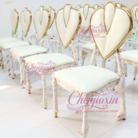 Chaise de mariage commerciale de luxe en gros, en forme de cœur, avec garniture dorée et assise rembourrée blanche, pour la décoration de banquets et de cérémonies romantiques