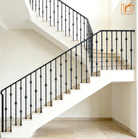 Balustre en fer forgé moderne et épuré avec collier de fixation pour escalier métallique, idéal pour la balustrade intérieure des escaliers.