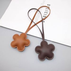 สายคล้องกระเป๋าหนัง PU แบบกำหนดเอง พร้อมจี้รูปดอกไม้สำหรับตกแต่งกระเป๋า - Product Image 1