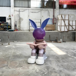 Escultura Personalizable de Conejo Astronauta Sentado de Resina con Libro, Detalles Rayados, Resistente a Arañazos y Anti-Decoloración - Product Image 5