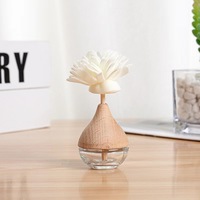 Vente en gros de diffuseur d'arôme de voiture en bois 8ml 10ml bouteille de parfum de voiture avec bouchon en bois et fleur de Sola