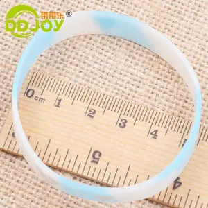 2024 nóng bán biểu tượng tùy chỉnh phát sáng trong bóng tối Silicone dây đeo cổ tay cao su khuyến mại ban nhạc cổ tay