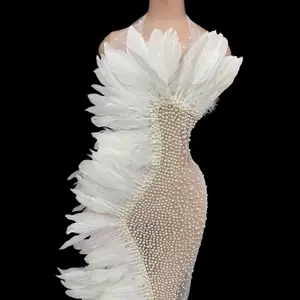Zarif beyaz tüy Mesh See Through düğün parti uzun elbise kadınlar seksi balo Halter Rhinestone elbise şarkıcı sahne elbise
