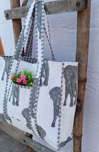 Bolso Tote Grande de Algodón Acolchado con Estampado Artesanal, Bolso de Hombro para Viaje y Compras, Bolso Hecho a Mano para Uso Diario - Product Image 3