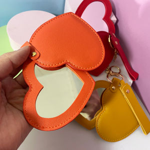 Espejo de Bolsillo de Cuero PU con Forma de Corazón Negro y Logotipo Personalizado, MOQ Bajo, Espejo de Maquillaje Portátil con Llavero para Viajes - Product Image 1