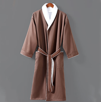 Peignoir blanc en gabardine unie à col châle, long et infroissable, idéal pour hôtel, spa et détente, avec poches latérales