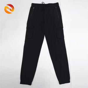 <span class=keywords><strong>Pantaloni</strong></span> Jogger Stile Cargo Neri, <span class=keywords><strong>Pantaloni</strong></span> Sportivi Larghi da Uomo con Elastico in Vita, <span class=keywords><strong>Pantaloni</strong></span> Sportivi Personalizzati con Grandi Tasche Cargo - Product Image 5