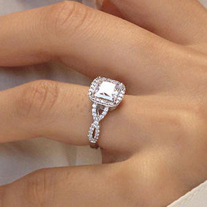 Anello di fidanzamento da donna Q562 in oro bianco con diamante taglio cuscino, colore D naturale, montatura a halo - Product Image 2