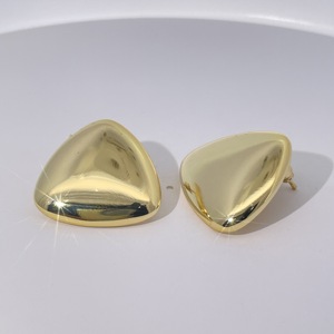 Boucles d'oreilles clous triangulaires classiques en laiton mat Tianyu Gems, plaquées or et sans pierres, unisexe - Product Image 4