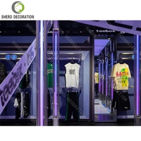 Aménagement de magasin de vêtements de sport, décoration complète du magasin, design intérieur épuré, mobilier de magasin de vêtements, vitrine, étagère murale