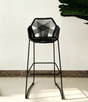 Tabouret de bar moderne en tissu avec assise et dossier en corde tressée, accoudoirs, structure en métal noir, hauteur de comptoir pour cuisine et salon