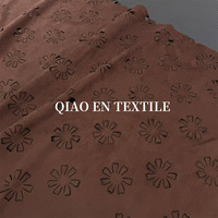 Tissu en daim marron découpé au laser à motifs floraux, faux daim perforé pour chaussures, sacs, vêtements, décoration intérieure