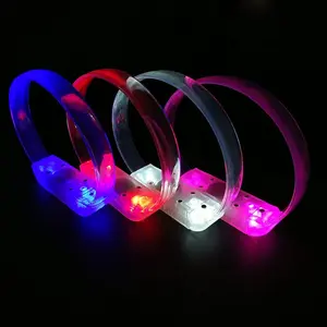 Gelang led untuk perlengkapan pesta diaktifkan dengan pengendali jarak jauh warna-warni