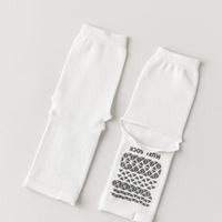 Chaussettes de sport d'intérieur en gros pour jeunes, antidérapantes, à deux doigts, avec revers et semelle en maille, à bout ouvert et talon ouvert, pour Pilates et Yoga