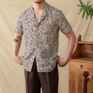 Nouvelle <span class=keywords><strong>chemise</strong></span> <span class=keywords><strong>homme</strong></span> été 2026 100 % polyester à col campiste, coupe ample, imprimé léopard, sans plis, à manches courtes, pour vacances et plage - Product Image 2