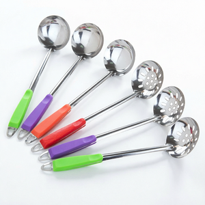 Cuillère écumoire en acier inoxydable avec manche coloré pour service de soupe, ustensile de cuisine et de table - Product Image 1
