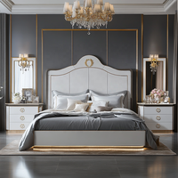 Ensemble de chambre à coucher royal italien de luxe avec miroir, lit en bois moderne de taille Queen pour la maison ou la chambre d'hôtel