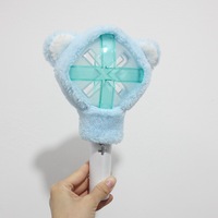 Vente en gros de housses de lightstick Kpop personnalisées, écologiques, faites main, en forme d'ours en fourrure, avec motif fleur/fée, pour garçons, en coton PP et ruban