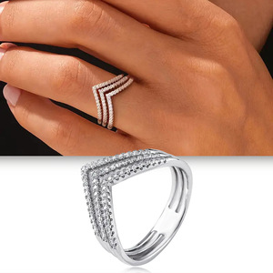 Anello a Tre Strati con Design a Linee a V per Donne - Product Image 3