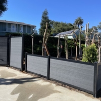 Puerta y Valla de WPC, Panel Personalizable con Poste de Aluminio, Diseño Moderno para Exteriores de Viviendas, Fácil de Instalar