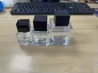 Vente en gros Carré personnalisé de 30ml 50ml 100ml Bouteille vide en verre pour huile parfumée avec couvercle en bois