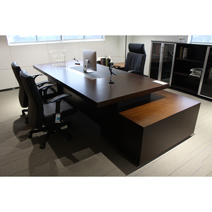 最新の高級ボス・マネージャー向け木製エグゼクティブオフィスデスク、キャビネット付き、無垢材CEO用コンピューターデスク、カスタマイズ可能なグリーン素材 - Product Image 3