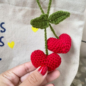 Amuleto de Corazón de Cereza Tejido a Crochet, Decoración de Bolsa de Algodón Hecha a Mano, Rojo y Verde, Accesorio de Regalo para el Día de San Valentín, para Venta en Línea - Product Image 5
