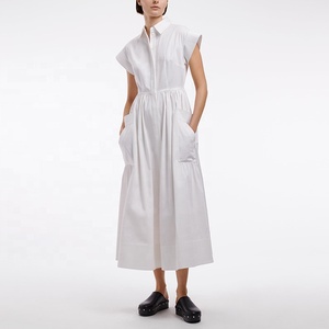 Robe en satin de coton à manches courtes avec poches complètes sur le devant et couture trapèze au col - Product Image 1