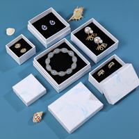Boîte d'emballage de bijoux personnalisée de petite taille, logo de marque personnalisé, bracelet épais, collier, emballage de bijoux de luxe, boîte cadeau avec éponge