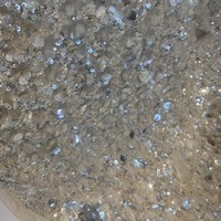 Robe de scène brodée de dentelle et de sequins brillants en tissu respirant sur mesure pour l'industrie lourde, idéale pour les mariages et les accessoires pour filles